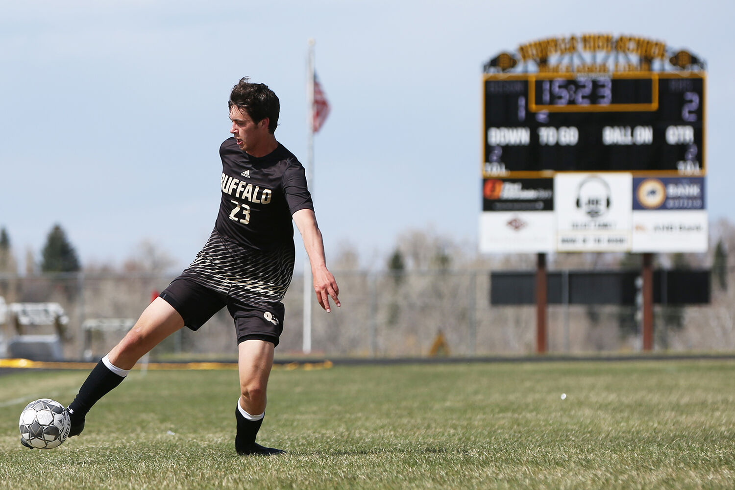 Andy Wages stretches to catch the ball